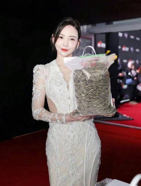 物价格大揭秘关晓彤被指最抠马龙最大方凯时尊龙人生就是博微博之夜明星互抽礼(图11)